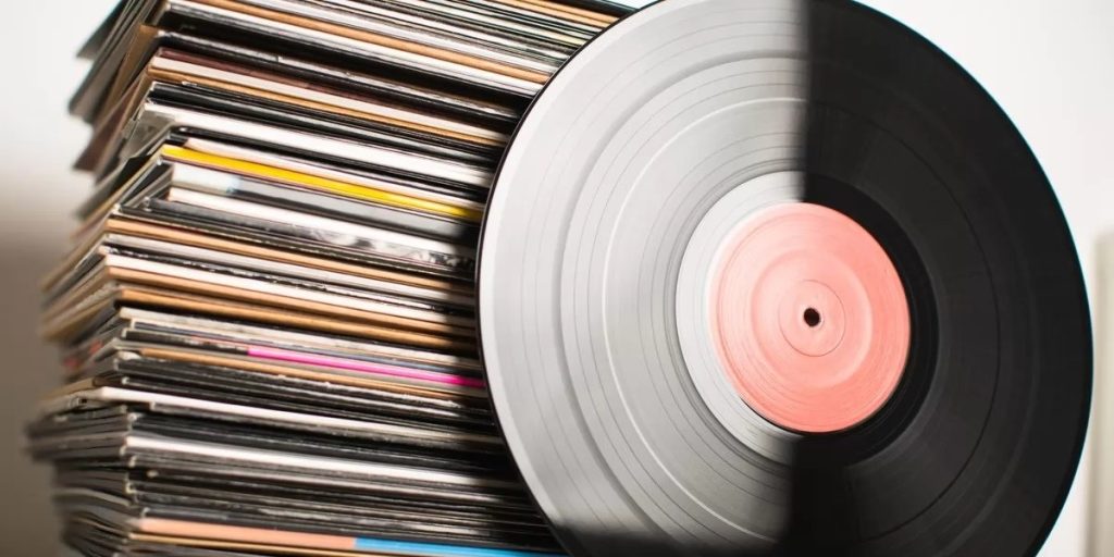 Alto de vinilos y vinilo de frente - PetoRetro