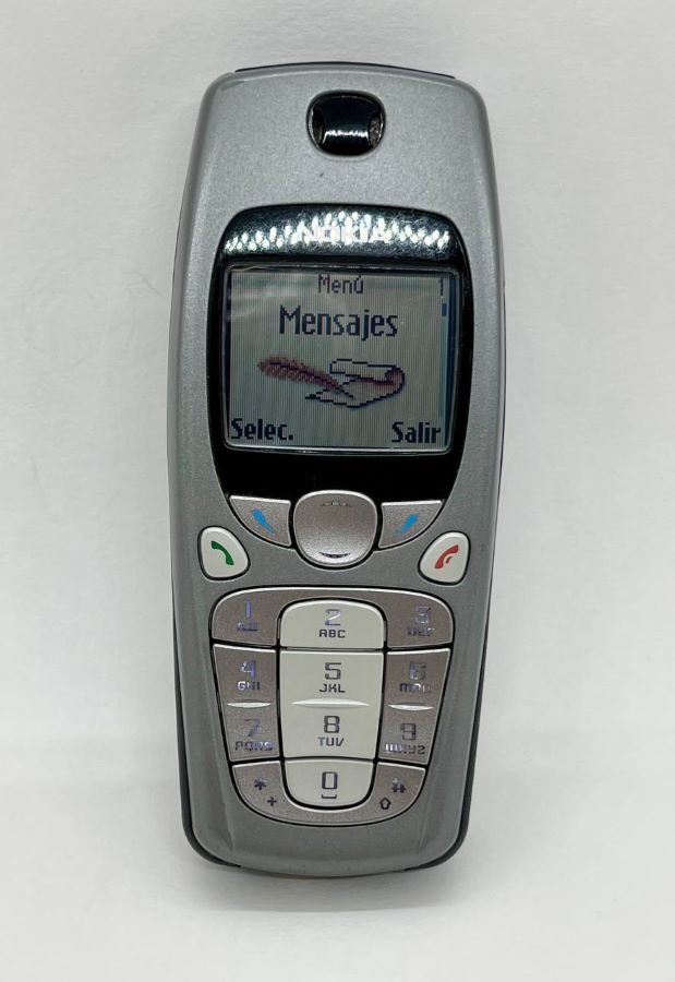 Teléfono Nokia 3520 vintage encendido - PetoRetro