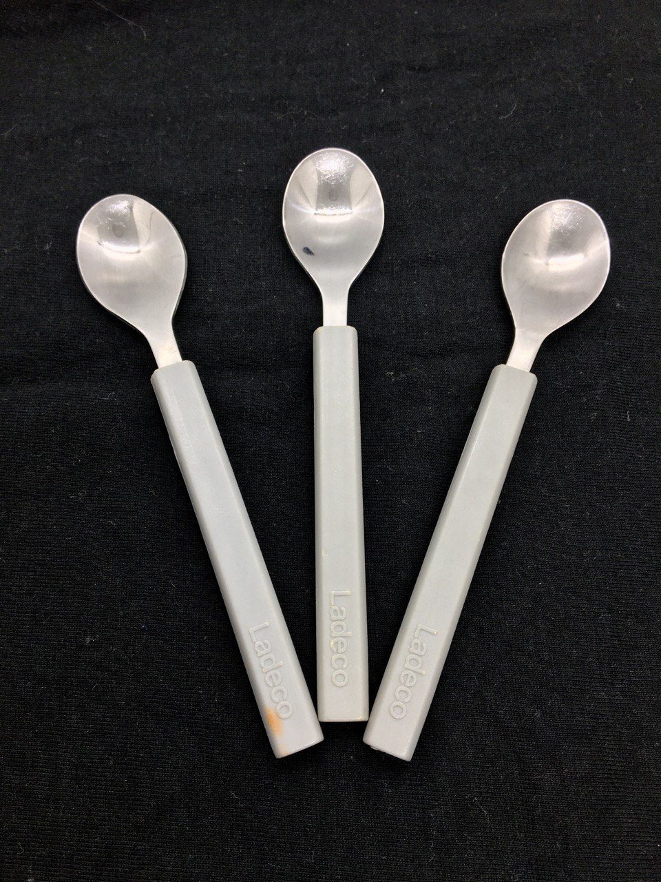 Cucharas Ladeco originales pack 3 frente con fondo negro - PetoRetro