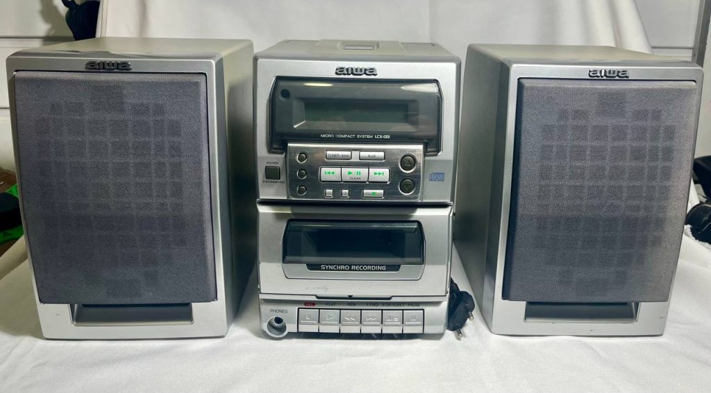 Micro compact system Aiwa LCX-133 vista frontal con parlantes - PetoRetro