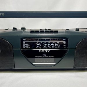 Radio Sony CFS-2015 vista frontal con detalle asa de transporte - PetoRetro